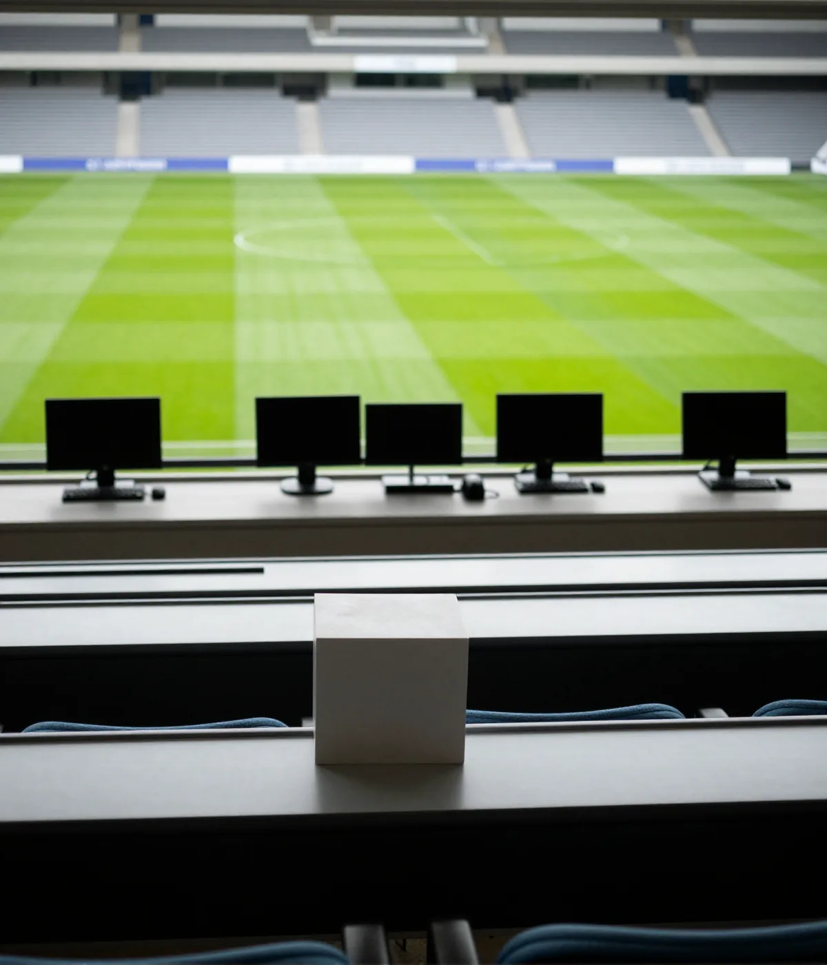 Sahaya bakan boş analiz masaları