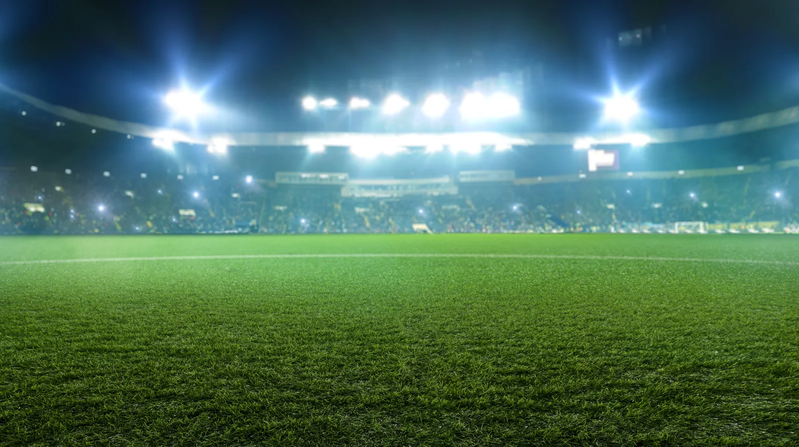 Alacakaranlıkta ışıkları yanan futbol sahası