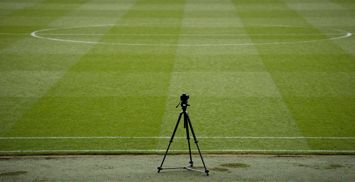 Saha kenarında tripod üstünde tek kamera